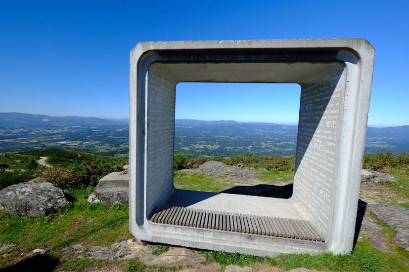 El mirador de San Nomedio, en el municipio de As Neves, ofrece una de las vistas m&aacute;s amplias del valle del Mi&ntilde;o. Desde este punto elevado se pueden contemplar extensas panor&aacute;micas del sur de Pontevedra y del territorio portugu&eacute;s.
